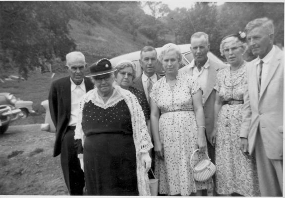 480.jpg
Left to right;  Pruner, Daisy, Ruth, Ray, Mattie, Arthur, Florence, Quincy.  This photo was taken by Clarence E. Weaver in 1956 at a funeral for a nephew in Tazewell County, VA.
