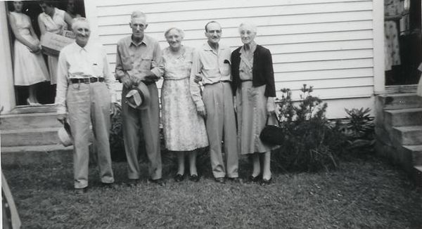 Youngchildren.jpg
Children of Calvin and Pop (Kilby) Young: (l to r): Irvin Young, J. B. Young, Denton Young Jones, Paul Young, Minnie Young Dickson.  Courtesy of Danny Miller [email]millerd@fuse.net[/email]

