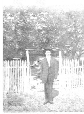 Holdaway, John Dodson
Here is John Dodson Holdaway, the husband of Elvira Adeline Perkins and son of David Amos Holdaway and Mary Hash.  Born and raised at Grayson county VA, lived near Fox Creek area, then moved to Red River county TX, along with his brother in law Gordon Perkins and family.  Courtesy of Cathy Bell [email]cjbell47@goldenwest.net[/email]

