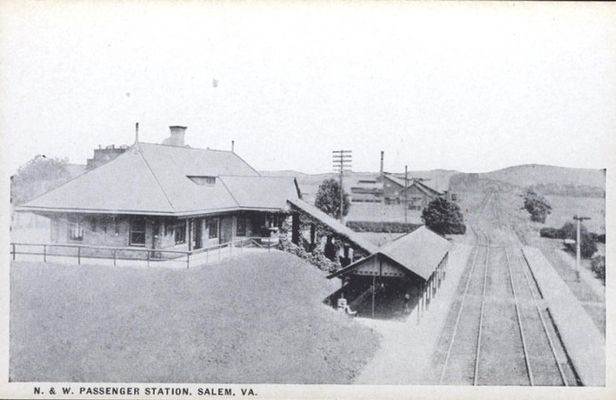 Salem - Passnger Depot
This 1915 postcard shows the Norfolk and Western Passenger Depot in Salem, Virginia.
