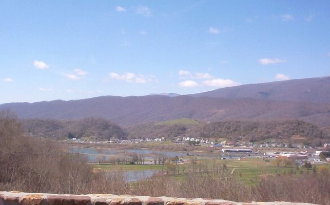 Saltville - Panorama of Town
This photo of the town was taken by Jeff Weaver, March 22, 2006.
