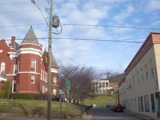 100_1881.jpg
The 1908 Grayson County Court House is in the foreground, and the new court house is in the background.  Photo November 29, 2006 by Jeff Weaver.
