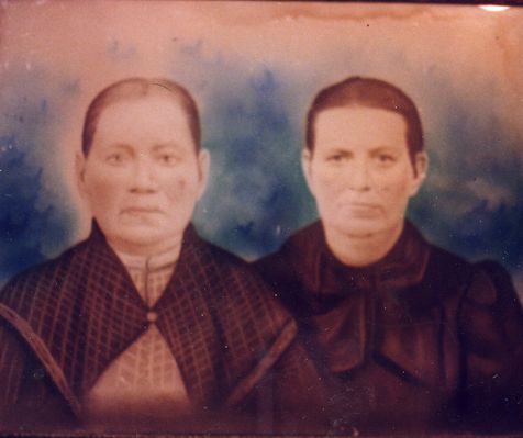 121sarahhash.jpg
Sarah Hash (left) 1817-1915, was the daughter of Robert Hash; she was married to John Hash, son of William "Wilson Bill" Hash and Hannah Bonham.  Margery (1844-1925) was their daughter. She was married first to Peter Kelly, who died in 1865 or so, and later married to Nathaniel Phipps.  They lived at Weavers Ford/Chestnut Hill, in Ashe County, NC.

