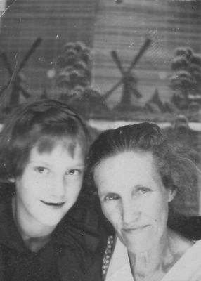 691.jpg
This is my mother (Sue Lee Phipps) and grandmother.  This photo was taken in 1935.  From Jeff Weaver's collection.  

