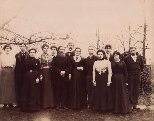 Anderson & Kids
Anderson family portrait, Hazel Dell, WA, 1900. "Left to Right Katharine, George, Minnie, Marilla, Fannie, William Reese, Asa, Sarah Jane, Charles, Audrey, Robert, Estelle and Edward" .
Names written on the back by grandmother Marilla Anderson-Gardner.

Courtesy of Suze [email]moreach@netzero.net[/email]

