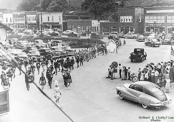 Saltville - Baseball Tonight
THE 4TH OF JULY PARADE  /  SALTVILLE, VIRGINIA  /  1950.  Courtesy of Don Smith[email]dsmith1043@comcast.net[/email]
