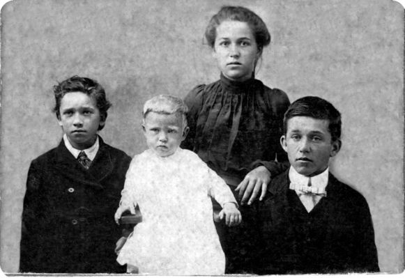 Perkins, Clarence, Lizzie, Ed
Here is Clarence, Lizzie, Ed and unknown Perkins.  Lizzie is Roscoe Holdaway's wife.  Cute picture.  Courtesy of Cathy Bell [email]cjbell47@goldenwest.net[/email]
