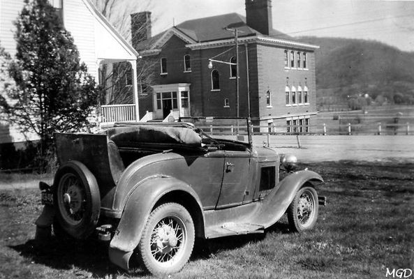 DUNHAMS31FORD.jpg
MYRL DUNHAM'S 1931 FORD ROADSTER WEST MAIN STREET / SALTVILLE, VA. / APRIL 1956
 
MYRL DUNHAM PHOTO.  Courtesy of Don Smith [email]dsnmith1943@cmcast.net[/email]



