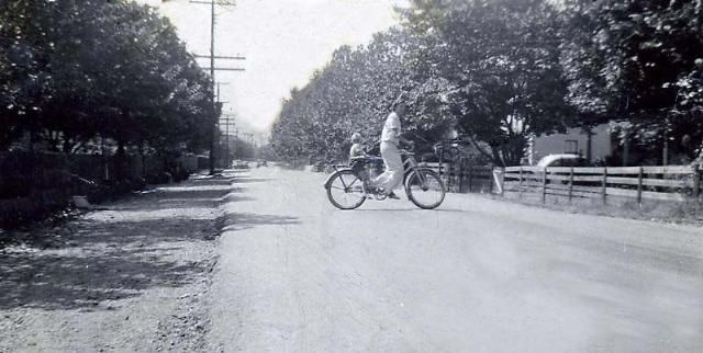 EastMainStreetSaltvilleinthe40s(3).jpg
This view of East Main Street was made in the 1940s.  Courtesy of Don Smith [email]dsmith1043@comcast.net[/email]
