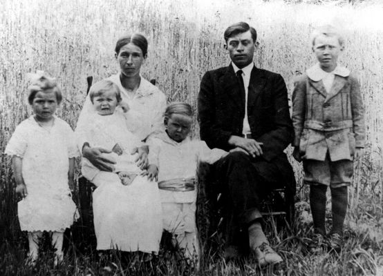 Hash, Edgar Jackson and Family
This photo is of Edgar Jackson Hash b. 11-8-1889 d. 6-21-1934 & Lydia Virginia Hash b. 10-8-1892 d. 4-17-1963.  They were both Hash's, but 3rd cousins.  The oldest son in the photo is Lowell, b. 7-12-1912; Ruby b. 3-1-1914; Rosco Ray b. 10-26-1915; and Denzil J. b. 6-10-1917 the baby in Lydia's lap.  This is only four of the 16 children they had.  The four children shown here have all since passed away.  There are only three remaining alive; Virginia, Bill, and Boyden.   From the Howard Hash Collection, courtesy of Brenda Hash Eugenio [email]cherokee9550@verizon.net[/email]

