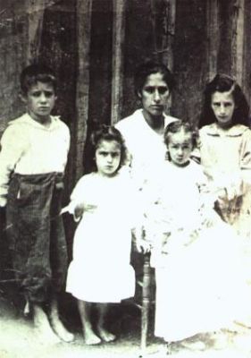 Flora Baker Reed and Children (Courtesy of Louise Vanover Vore)
