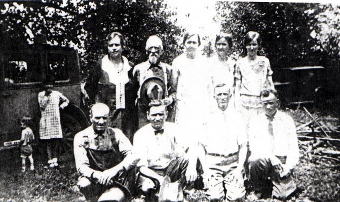 Mitchell, Gabriel Family
Left to right, Pearl, Grandpa Mitchell, Minnie, Annie, Nicollie, Husie, HBoss, John & Squire.  The Baby is Nicollie's and the little girl is Pearl's.  Courtesy of David Arnold[email]david-arnold@comcast.net[/email]
