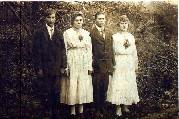 GeorgeLaRue,MaryLaRue,EdJeffery,SallyJefferyRutherford.jpg
Left George LaRue, Mary LaRue, Ed Jeffrey, and Sally Jeffery Rutherford.  Courtesy of Bobbi [email]huskypup@bellsouth.net[/email]

