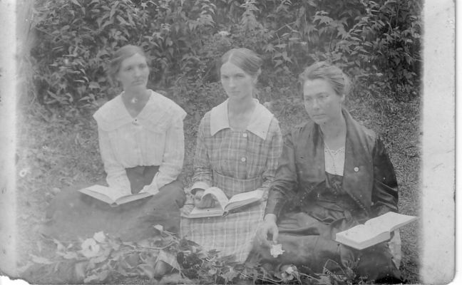 Gincy Wheatley Anderson, JeannetteWheatley Forrester, Della Wheatley Cox Cornett
Sitting on Mom's right is her next older sister, Virginia Malley Wheatley Anderson or Aunt Gincy as we always heard her referred to.  She and Uncle Lee lived in Major, VA for a long time.  Mom's other sister is on her left, Cynthia Della Wheatley Cox Cornett, or Aunt Dell, Mom's oldest sister.  She lived in Fox, VA with her husband, Isom Cox, and their five or six children.  Much later she married a Cornett.  I don't know a thing about that marriage except that Aunt Dell lived in Sparta, NC then.
 
This photo is courtesy of Clinton Getzinger.
