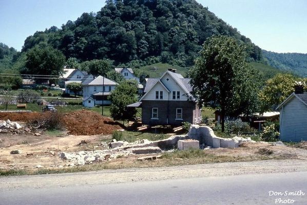 Saltville - Moving a house
MOVING THE BRICK HOUSE FROM EAST MAIN TO HWY 107  /  JUNE 1964.  Courtesy of Don Smith [email]dsmith1043@comcast.net[/email]

 
