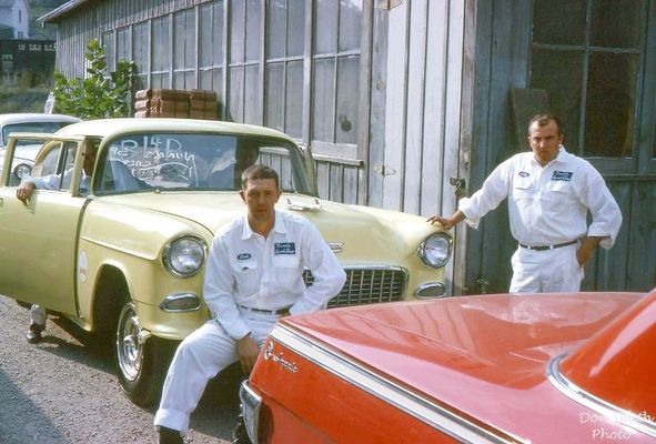 JUNE182006DRAGCAR1963469.jpg
BILL JOE NUNN RACING TEAM / SEPTEMBER 1963
FROM LEFT...FRONT...HOWARD MALOYED AND BILL JOE NUNN
FROM LEFT...IN CAR...BILL DEBORD AND KEN WOODARD  Courtesy of Don Smith [email]dsmith1043@comcast.net[/email]
