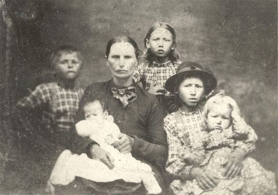 Mandywithchildren.jpg
Amanda Campbell Lewis with children.
    boy standing- Jacob Harvey
    girl standing-Emmer
    boy in hat- Andy
    girl on Andy's lap-Genealia
    baby- Henry
Courtesy of Judy Lenderman [email]rel1@bellsouth.net[/email].

