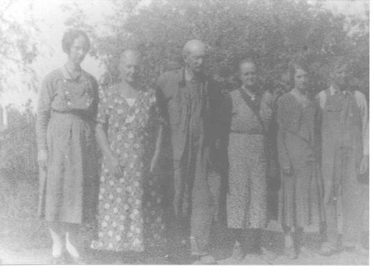 NHammandchildren1934.jpg
left to right: Nettie Hamm Tedder, Canzada Ham Miller, Nelson Hamm, Cordelia "Deel" Ham Farmer Clark, Minnie Ham Carpenter, Harrison B."Hack" Hamm.   Courtesy of Mary Ann Talbott [email]matalbott@seidata.com[/email]

