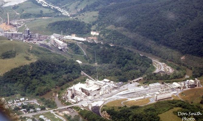 WHITEROCKSOLIN240.jpg
AERIAL SHOT OF OLIN CHEMICALS IN SALTVILLE, VA. SIX MONTHS AFTER THE SHUTDOWN...JULY 1973.  Courtesy of Don Smith [email]dsmith1043@comcast.net[/email]

 
