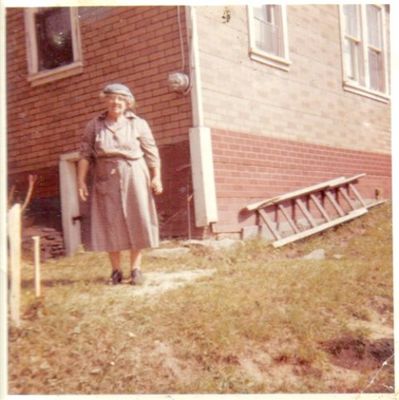 Perkins, Winnie
Here is Winnie Perkins.  I would like to know more about her.
Courtesy of Cathy Bell [email]cjbell47@goldenwest.net[/email]

