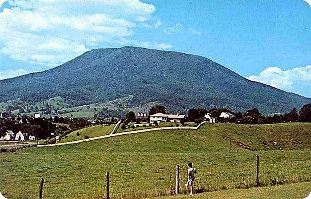 Pearisburg - Angel's Rest
This 1960s postcard shows the Angel's Rest mountain near Pearisburg.
