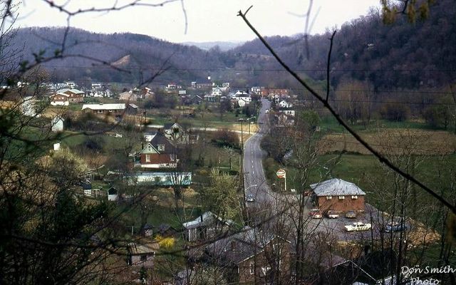 clearoscar.jpg
OSCAR CLEAR'S GULF STATION  /  McCREADY'S GAP  /  SALTVILLE, VA.  /  APRIL 1969.  Courtesy of Don Smith [email]dsmith1043@comcast.net[/email]

 
