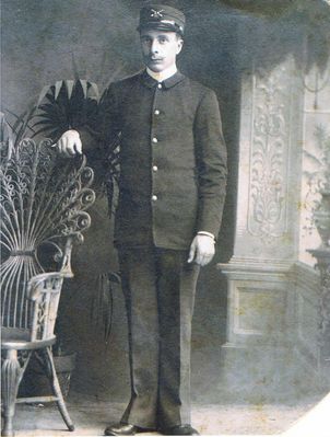 davidreedPorter.jpg
David Reed Porter (born 1878, died 1925).  Son of David Hounshell Porter and Nancy Rosenbaum.  He served in the Spanish American War.  Courtesy of Amy Bazar [email]abazar2151@charter.net[/email]

 

