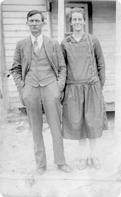 Hollars, Erwin and Mamie Weaver
Erwin Hollars and Mamie Weaver Hollars.  
[email]royweaver@bellsouth.net[/email]
