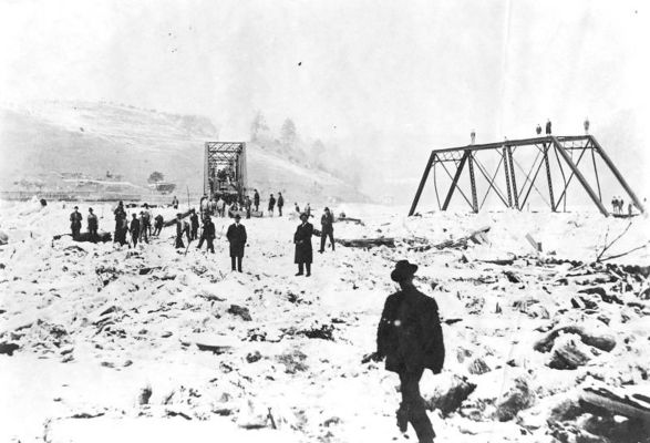 friesice.jpg
This January 1917 ice flood knocked a bridge off its piers.

