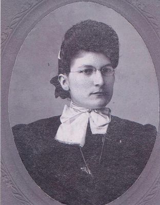 gayPorter2.jpg
Gay King Porter (born 1878, died 1965), daughter of Harvey W. King and Amanda Copenhaver.  Courtesy of Amy Bazar [email]abazar2151@charter.net[/email]


