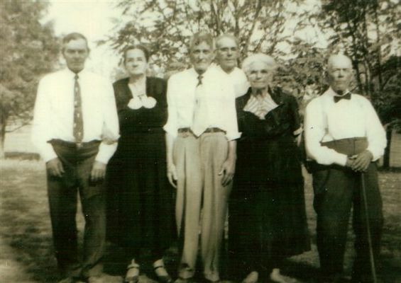 Hash, James Thomas
James Thomas Hash; Carrie and John Hubbard; Laura and John Hash; Standing in the back is Bill Hash.  
Courtesy of Barbara Lepsik Roy [email]lepsik@comcast.net[/email]


