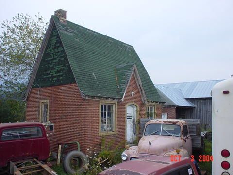 greengable4.jpg
Former service station, now a junk yard.  Photo by Scott Trent, 2004.
