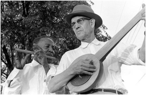 hobartsmith.jpg
This Library of Congress photo shows Ed Young and Saltville native Hobart Smith (on the banjo) in the foreground.
