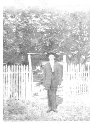 Holdaway, John Dodson
Here is John Dodson Holdaway, the husband of Elvira Adeline Perkins and son of David Amos Holdaway and Mary Hash.  Born and raised at Grayson county VA, lived near Fox Creek area, then moved to Red River county TX, along with his brother in law Gordon Perkins and family.  Courtesy of Cathy Bell [email]cjbell47@goldenwest.net[/email]

