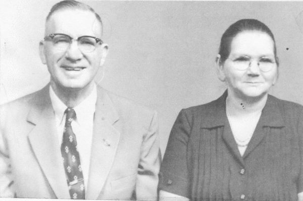 jonessamueld.jpg
Samuel David Jones, born 1896, son of Charlie Alexander Jones and Lear Jestin Rutherford, and wife Effie.  Courtesy of Viola Shenton [email]shentons@thevillages.net[/email]
