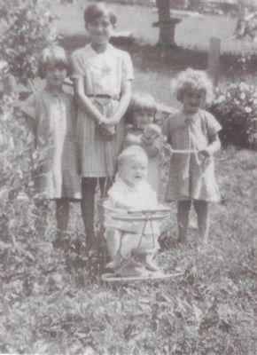 laverneetc.jpg
From left to right: LaVerne Spencer, Rose Cox, June Spencer, Carol Spencer, and Sherrill Spencer in the stroller.  This was taken in the mid 1930s.
Courtesy of Eleanor Jo Cox [email]ejcox@naxs.com[/email]

