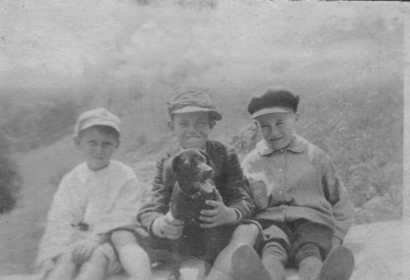lester25.jpg
Cloyd "Bug" Lester is shown in the center of this image.

