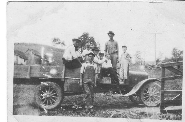 lester26.jpg
This is a 1937 of a Lester family group.  Individuals unidentified.
