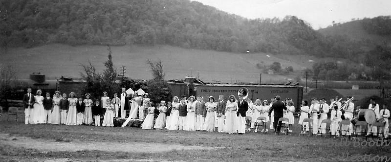 mayday1944.jpg
THIS WAS JUST WEST OF THE SCHOOLS IN THE BOTTOM WHERE THE FITNESS TRAIL IS NOW LOCATED...JUST PAST THE SALTVILLE MEDICAL CENTER. WHEN THE SCHOOLS WERE THERE THIS AREA WAS THE SCHOOL PLAYGROUND.
 
THE PICTURE CAME FROM BILL BOOTH'S COLLECTION AND THE ONLY THING WRITTEN  ON THE BACK WAS 1944.
 Courtesy of Don Smith [email]dsmith1043@comcast.net[/email]


