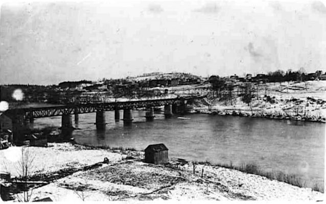 Radford - New River Bridge
This is a circa 1905 postcard showing the town of Radford, from the southside of the river.

