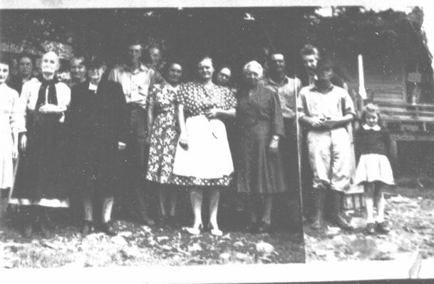 osbornecicero1.jpg
This is the family of Cicero Osborne and his wife Darthula Ingram.  They lived on Cabin Creek, Grayson County, VA.
