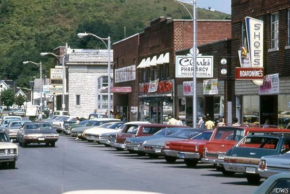 palmeravesep71.jpg
This Don Smith ([email]dsmith1043@comcast.net[/email]) photo shows a bustling Saltville downtown in September 1971.

