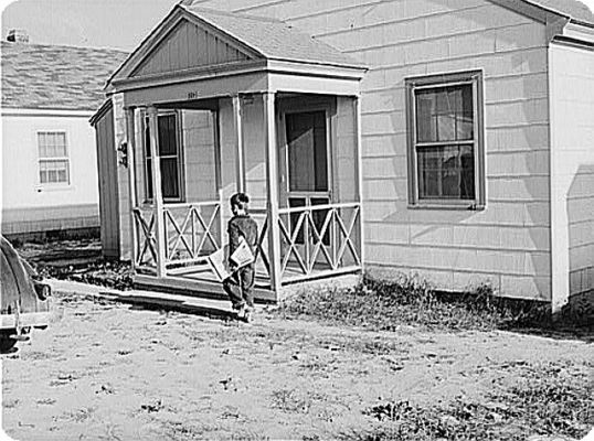 paperboy.jpg
This October1941 photo shows a boy delivering newspapers to defense workers' homes near Radford, VA.
