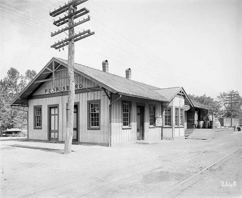 pearisburgdepot.jpg
This is an early 20th century photo of the Norfolk and Western Depot at Pearisburg.
