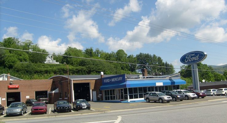 West Jefferson - Ashe County Motors
This is the local Ford dealership. Click [url=http://www.ashecountymotors.com/]here[/url] for their website.  Photo June 6, 2007 by Jeff Weaver.
