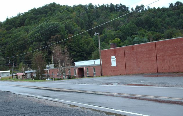 pics 043.jpg
This was originally the Riverview School.  Photo September 13, 2006 by Jeff Weaver.

