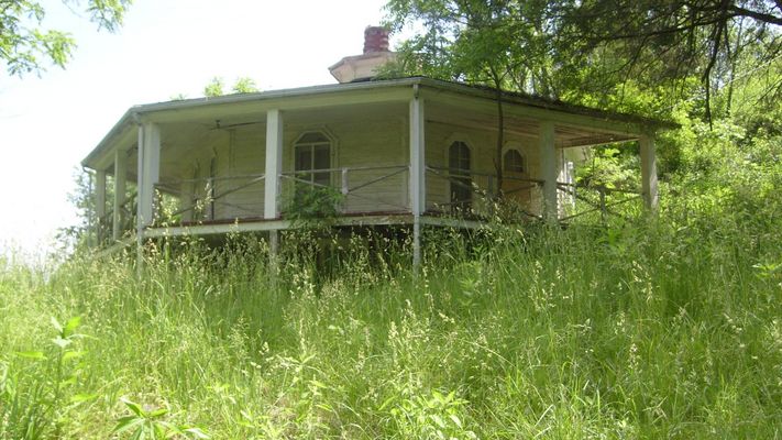 Mouth of Wilson - The Round House
This house was built by Dan Idol in 1874.  Although called the Round House it is actually octagonal.  There was a mini-craze for octagonal houses in the mid-19th century.   This is apparently the only one in Grayson County.  Photo by Jeff Weaver, June 8, 2007.
