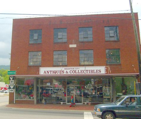 Mountain City - Mountain City Antique Shop
This antique shop carries some of the better quality stuff in Mountain City.  Photo by Jeff Weaver, May 18, 2007.
