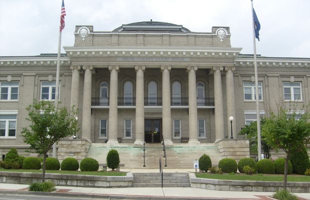 Marion - Smyth County Court House
Photo June 30, 2007 by Jeff Weaver.
