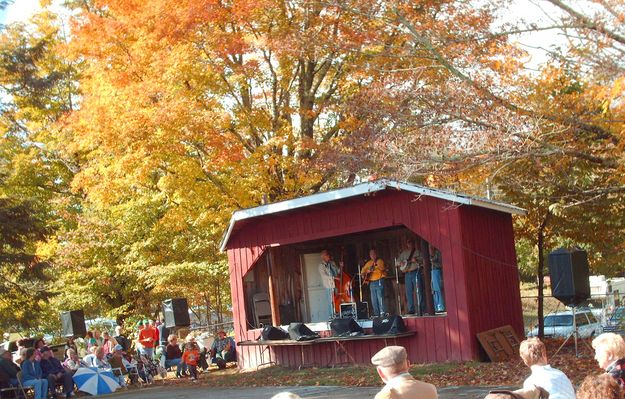 pics 225.jpg
Making music at the October 8, 2006 Whitetop Molasses festival.  Photo by Jeff Weaver.
